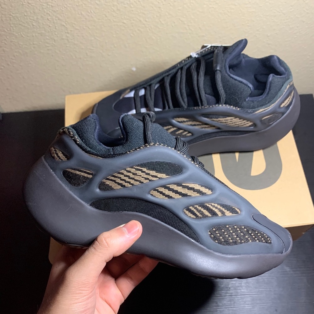 Yeezy 700 v3 Clay Brown 4.5M/5.5W NEW
